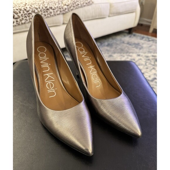 NEW Calvin Klein Gayle Shimmery Platinum Pumps Sz 9.5 Womens Dressy Tiny Flaw - Picture 4 of 12